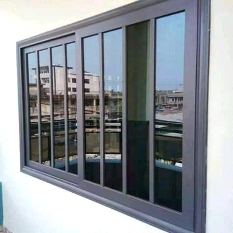 Fenetre aluminium vitree avec barreaux integres