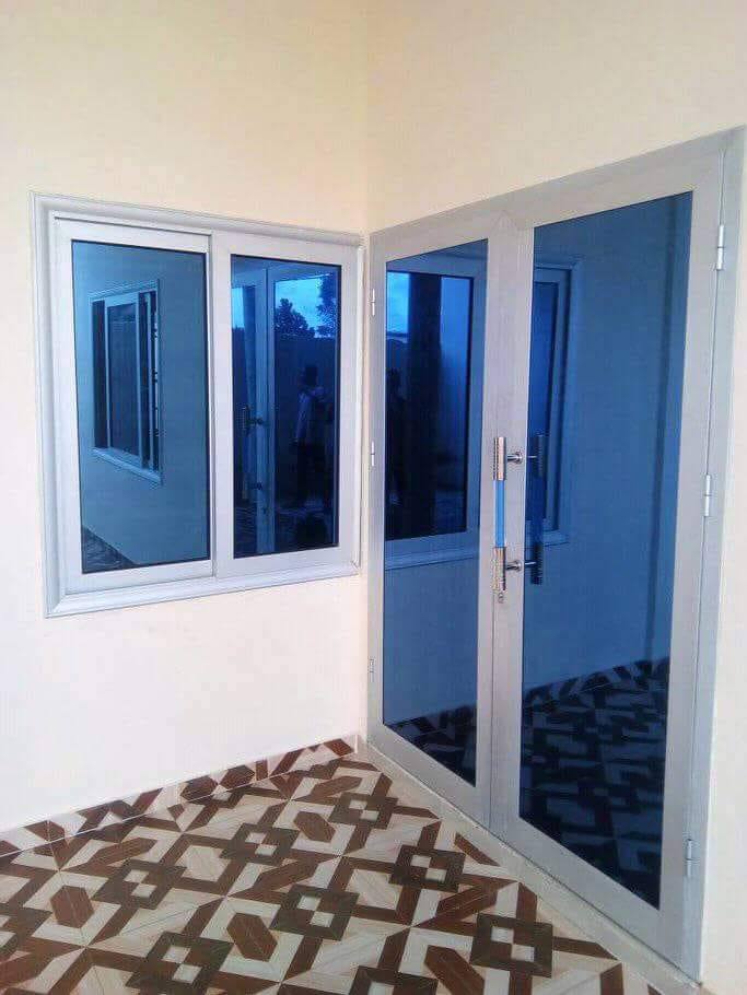 Porte vitree et fenetre aluminium posees