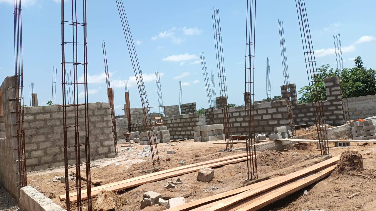Vue generale du chantier avec poteaux et murs en cours
