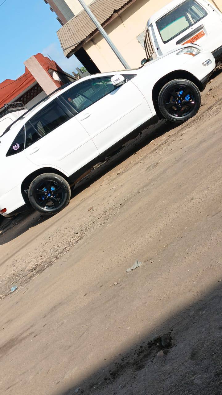 SUV blanc disponible à la location